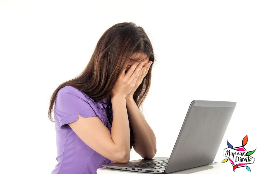 garota chateada computador