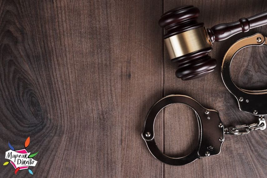 Nocoes de Direito Penal algemas e martelo de juiz Nocoes de Direito Penal algemas e martelo de juiz