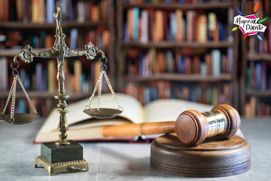 Princípios da atividade jurisdicional livro estante com livros martelo e balança da justiça